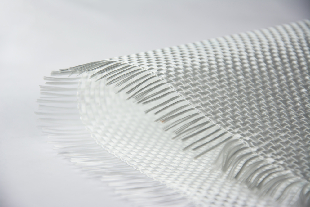 Close-up van geweven glasvezeldoek met rafelige rand