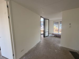 Hal met doorkijk naar de voorkamer, wanden met renovlies wit gesausd